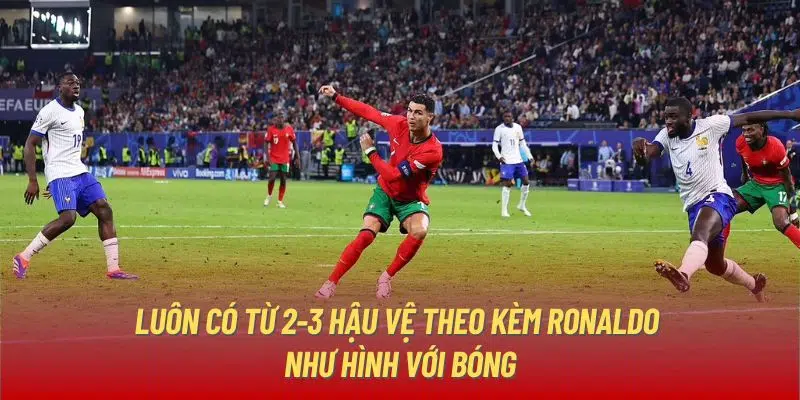 Luôn có từ 2-3 hậu vệ theo kèm Ronaldo như hình với bóng